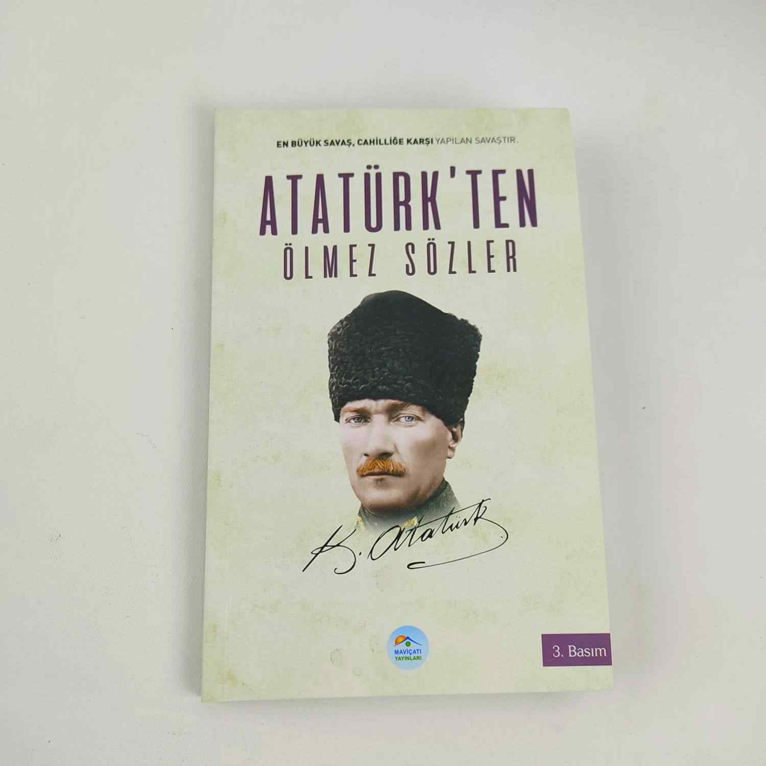 Atatürk Tasarımlı Yastık Ve Atatürkten Ölmez Sözler Kitabı 2Li Set