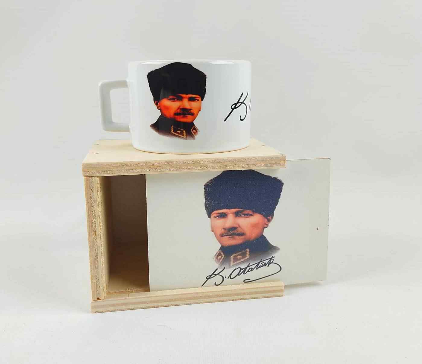Atatürk Tasarımlı Ahşap Kutulu Kupa Ve Yastık 2Li Set