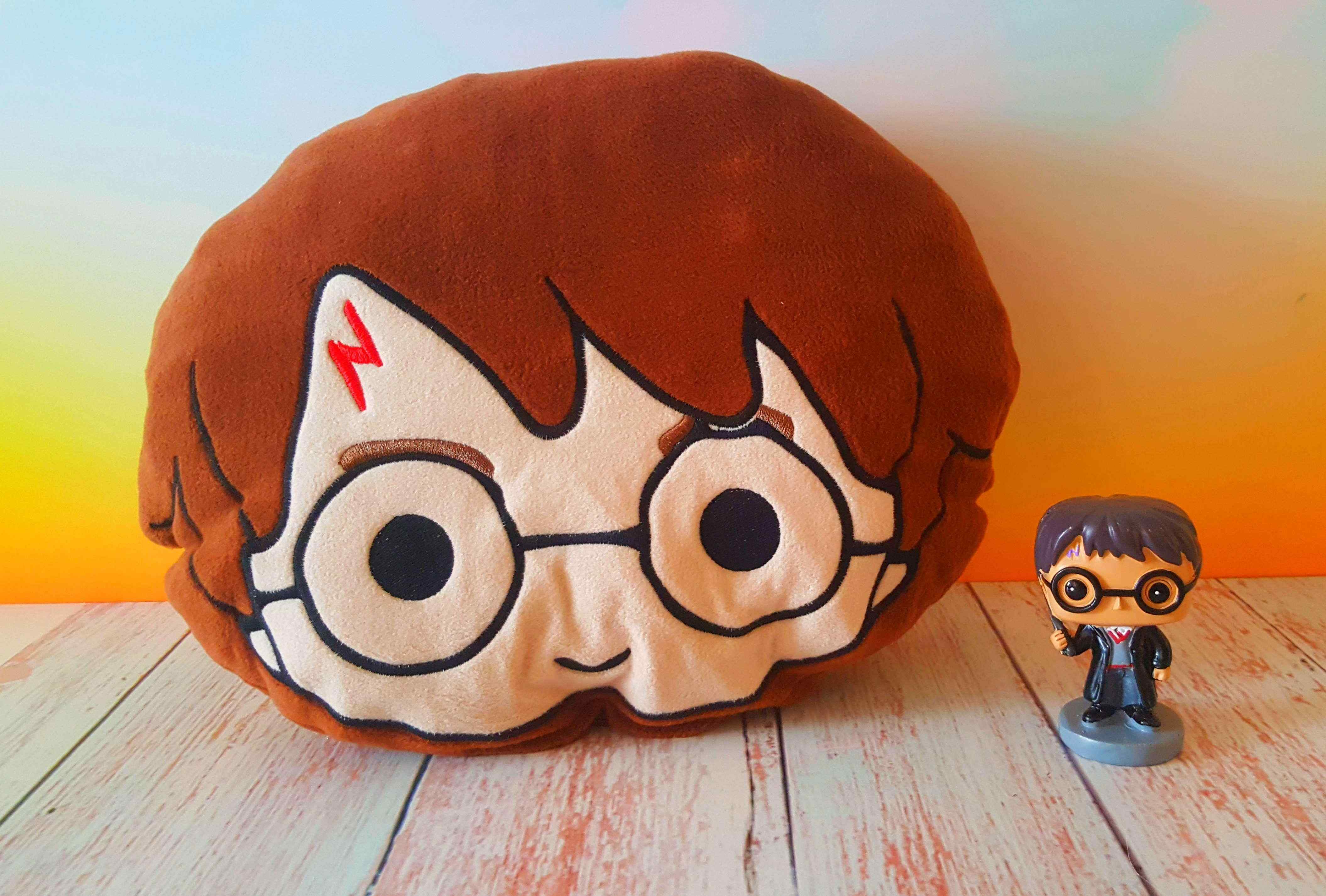 harry potter pelus yastik ve 3d biblo hediye seti
